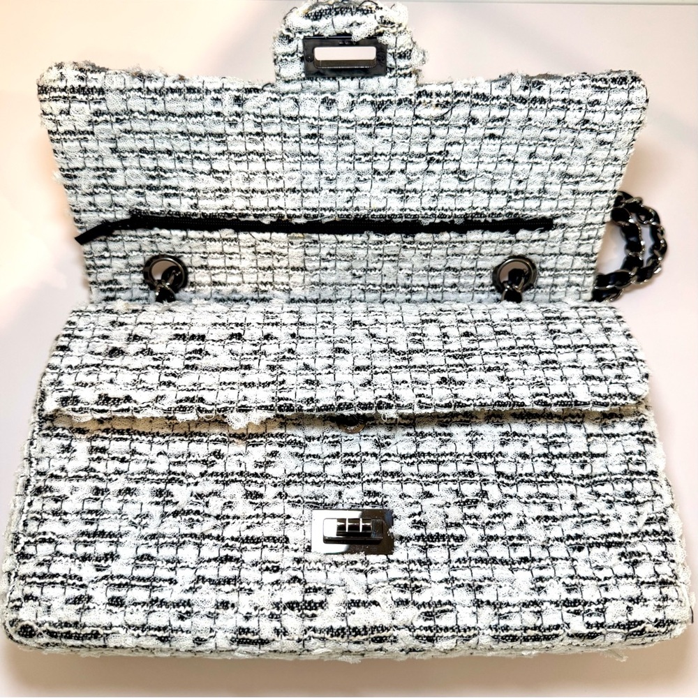 Rare Chanel 2.55 Garden Party CC Logo Charms Flap Bag In White & Black Tweed - Picture 11 of 16